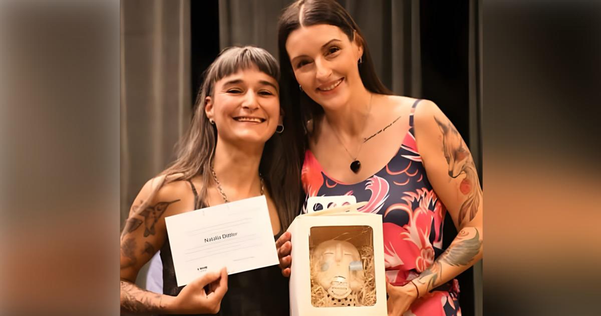 Natalia Dittler la artista pampeana detraacutes de los Gordites de amor emocionoacute en la entrega del Vecino Destacado