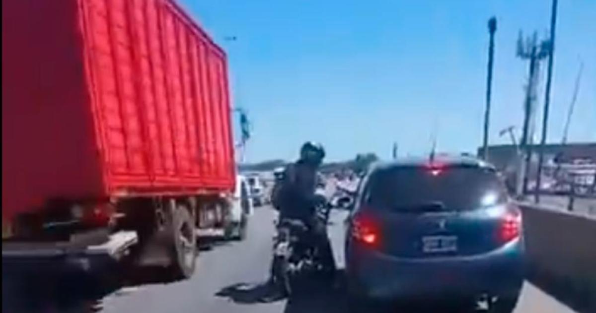 Violenta pelea entre un motociclista y un automovilista en plena autopista Buenos Aires150La Plata