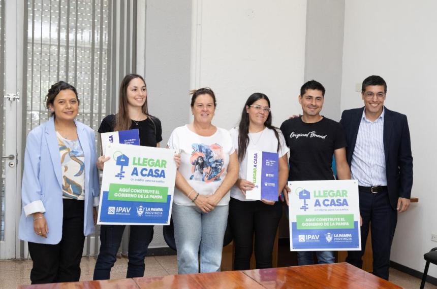 Llegar a casa- Entregaron los primeros creacuteditos del IPAV en Pico