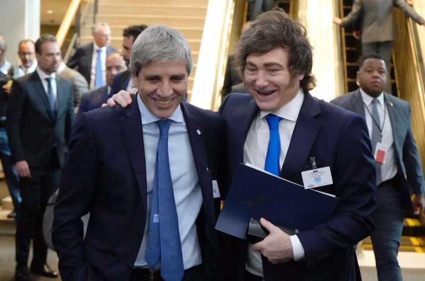 El presidente Javier Milei junto al ministro de Economía Luis Caputo
