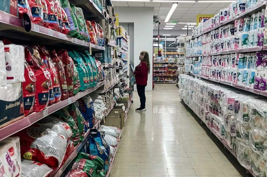 Una mujer compra en un mercado