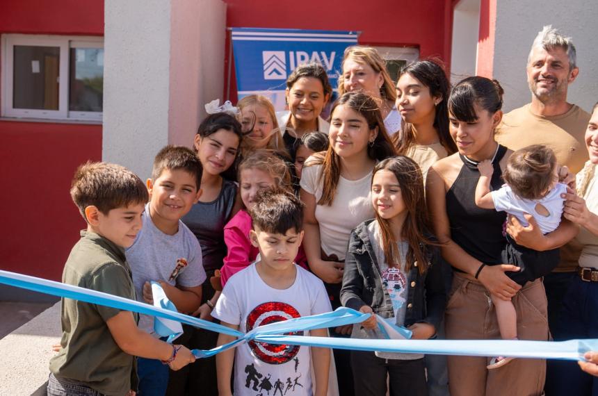 Entregaron viviendas en Colonia Baroacuten y creacuteditos en Metileo