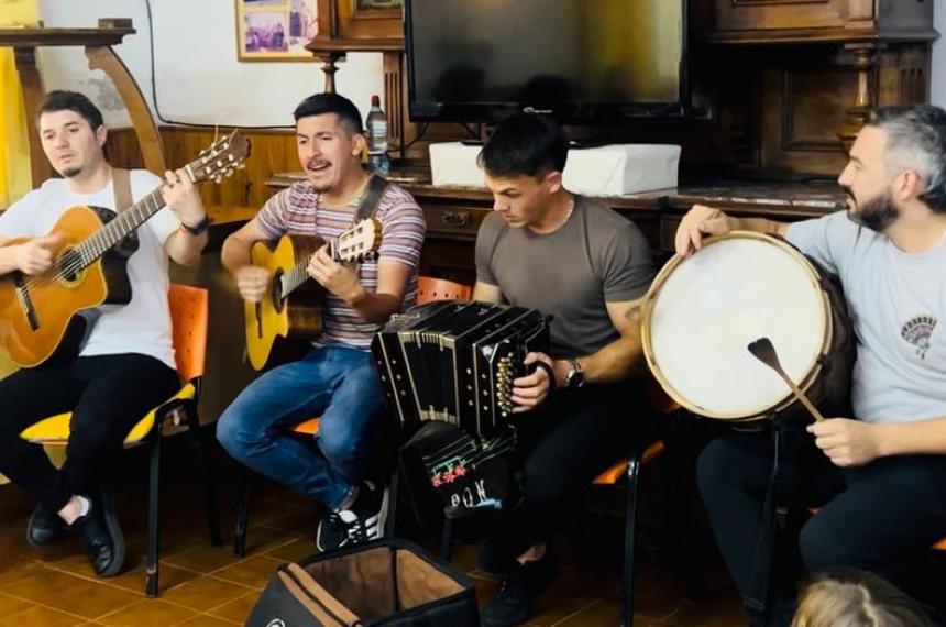 Un gesto que abraza- El Entrevero llevoacute alegriacutea y emocioacuten a un hogar de ancianos