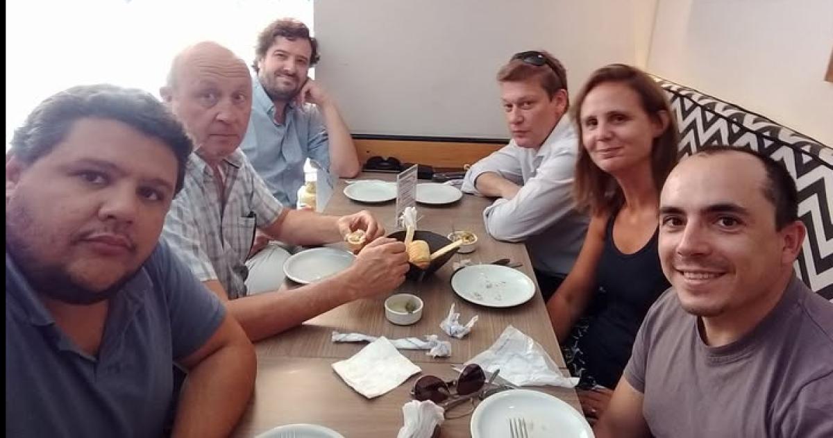 En la misma mesa- País Rojo Marull y Alpa