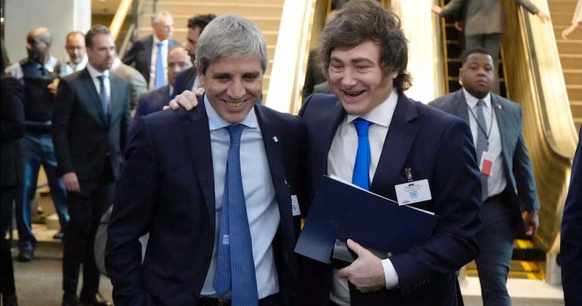 El presidente Javier Milei junto al ministro de Economía Luis Caputo