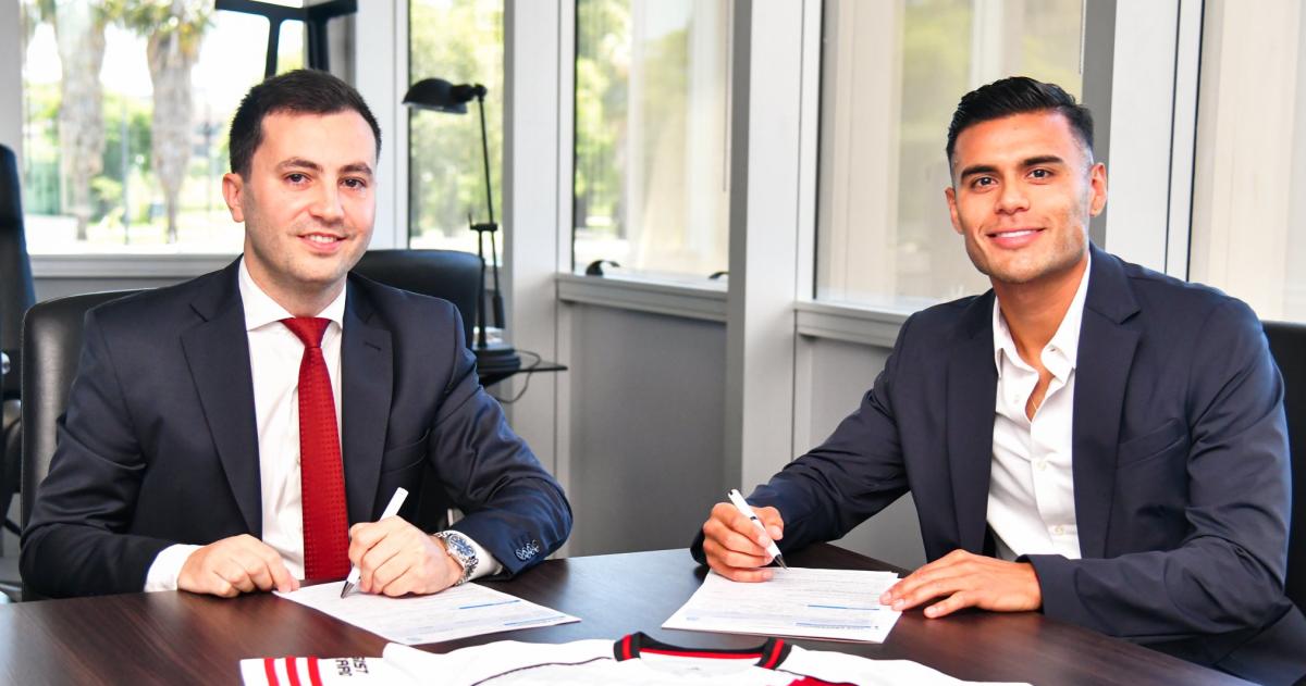 Di Carlo junto al nuevo 5 de Gallardo