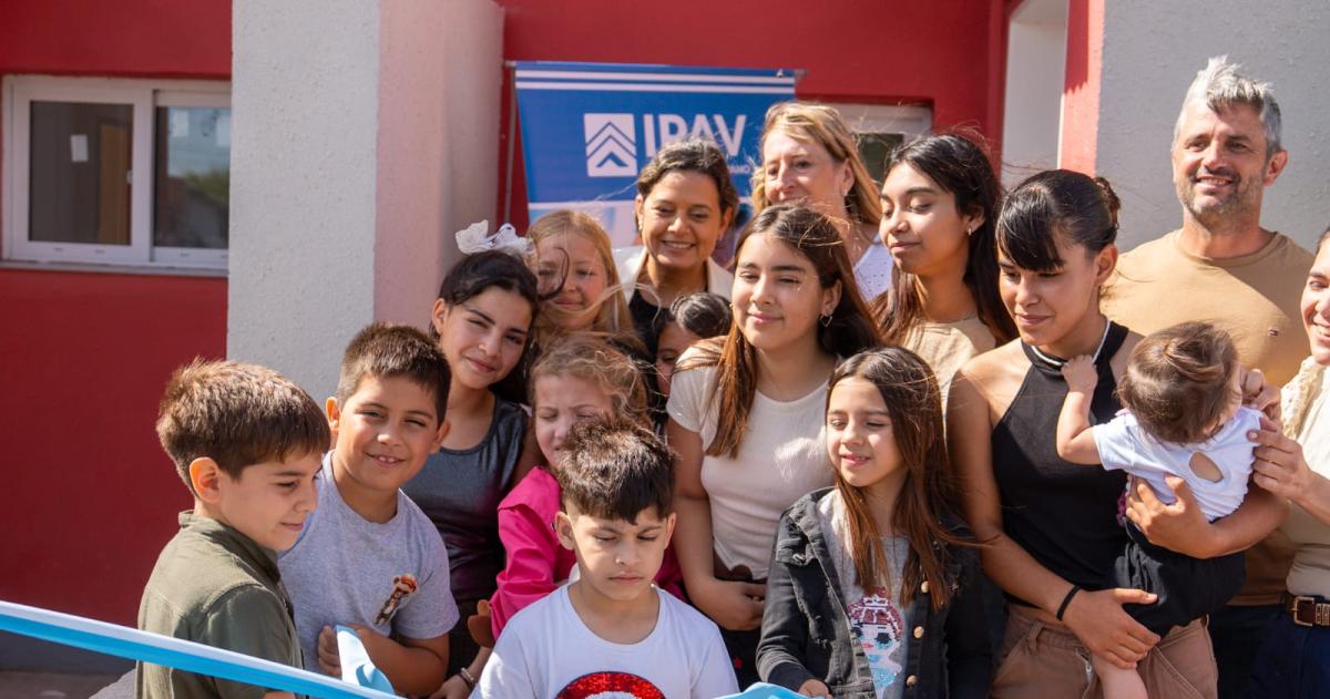 Entregaron viviendas en Colonia Baroacuten y creacuteditos en Metileo