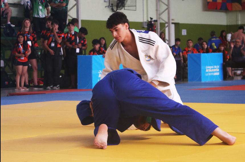 Quinteros recibió el premio que otorga la Dirección de Deportes de la Municipalidad de Santa Rosa