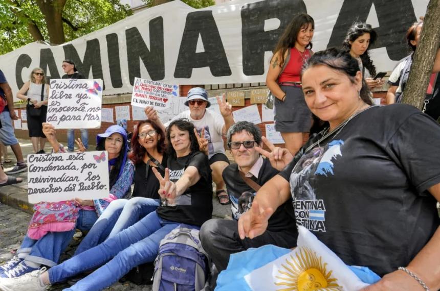 Militantes hicieron una vigilia en el Sanatorio Otamendi