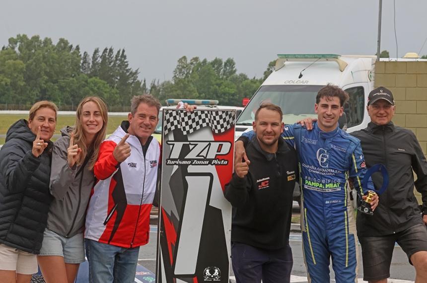 Agustín con su familia tras ganar el s�bado (Foto- Berna Bosco  Prensa- More Pérez)