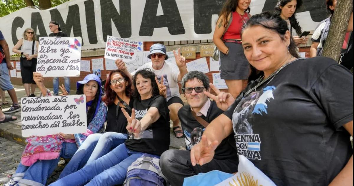 Militantes hicieron una vigilia en el Sanatorio Otamendi