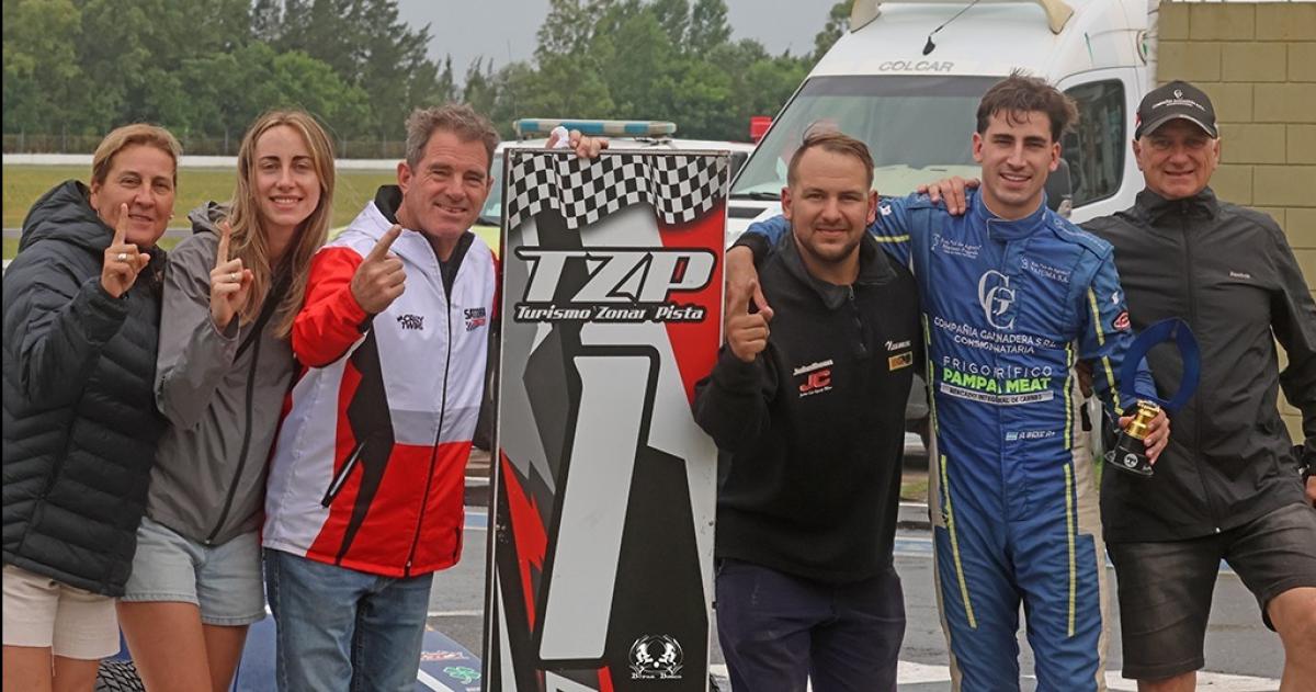 Agustín con su familia tras ganar el s�bado (Foto- Berna Bosco  Prensa- More Pérez)