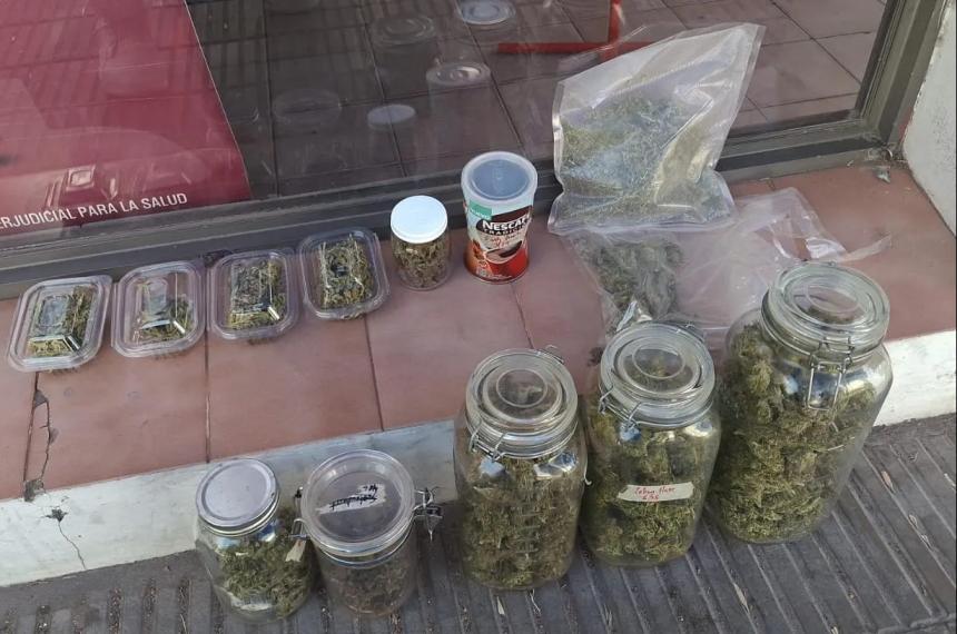 Los frascos secuestrados en pleno centro santarroseño