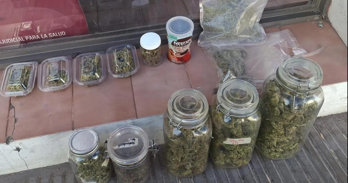 Los frascos secuestrados en pleno centro santarroseño