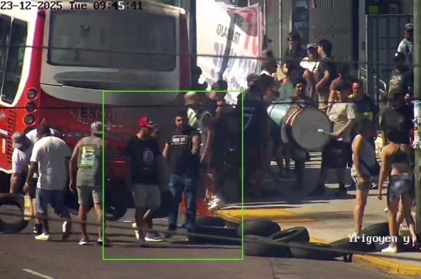 La violenta protesta en cercanías de la Municipalidad de Lan�s gobernada por La C�mpora