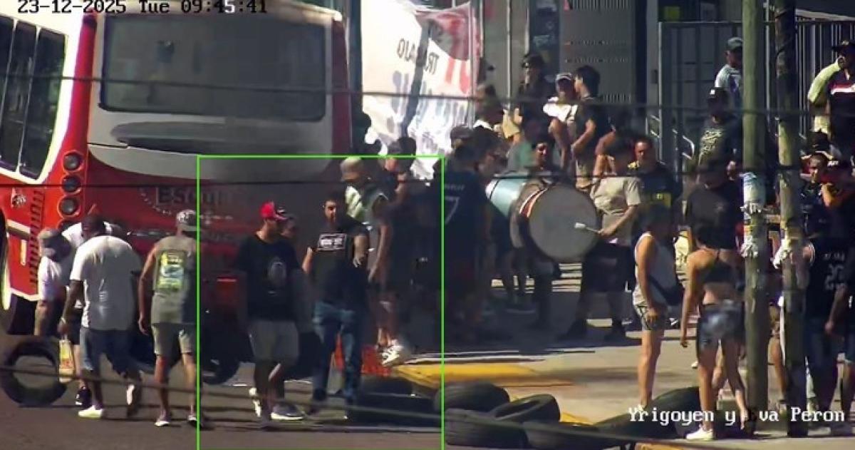 La violenta protesta en cercanías de la Municipalidad de Lan�s gobernada por La C�mpora