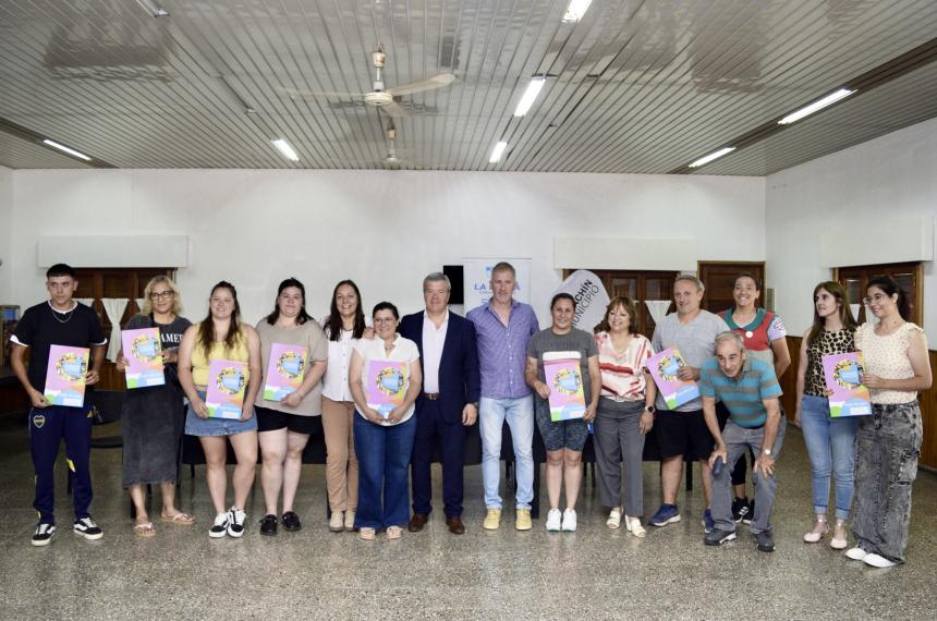 Creacuteditos a proyectos comunitarios en Macachiacuten