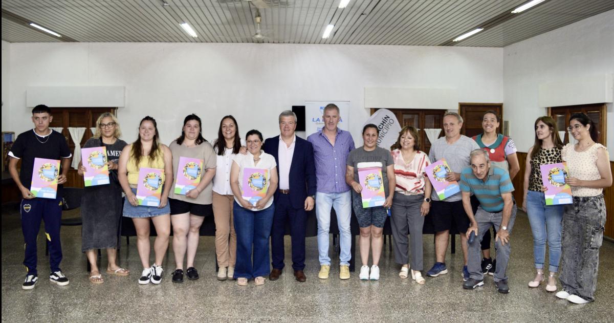 Creacuteditos a proyectos comunitarios en Macachiacuten