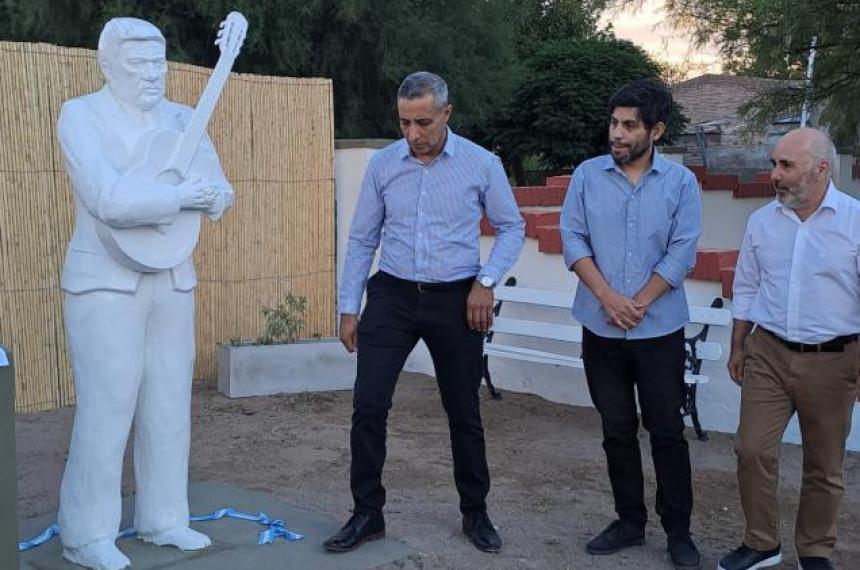 El acto de homenaje con presencia del intendente de Algarrobo y el hijo de El Bardino