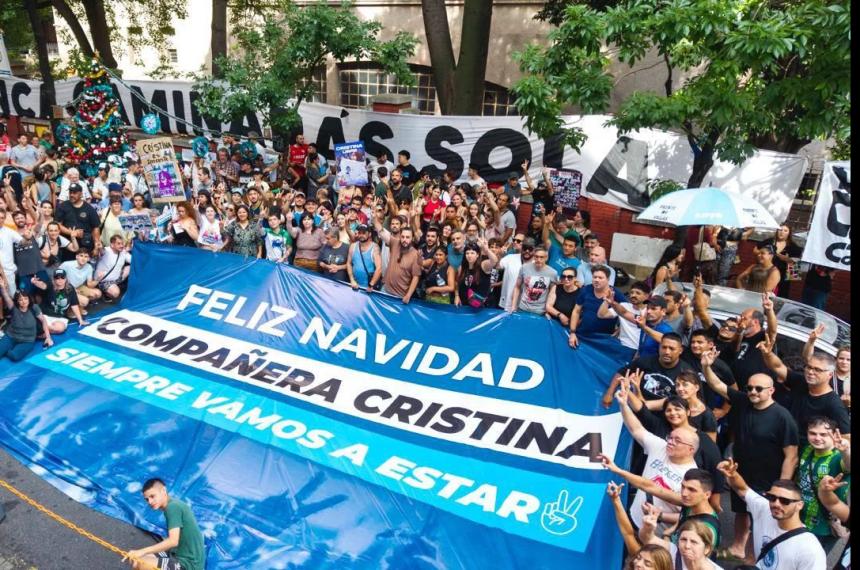  Feliz navidad compañera Cristina decía la bandera