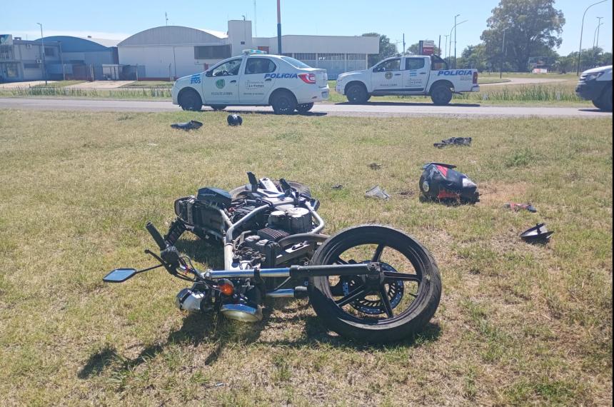 La motocicleta quedó destrozada por la violencia del impacto