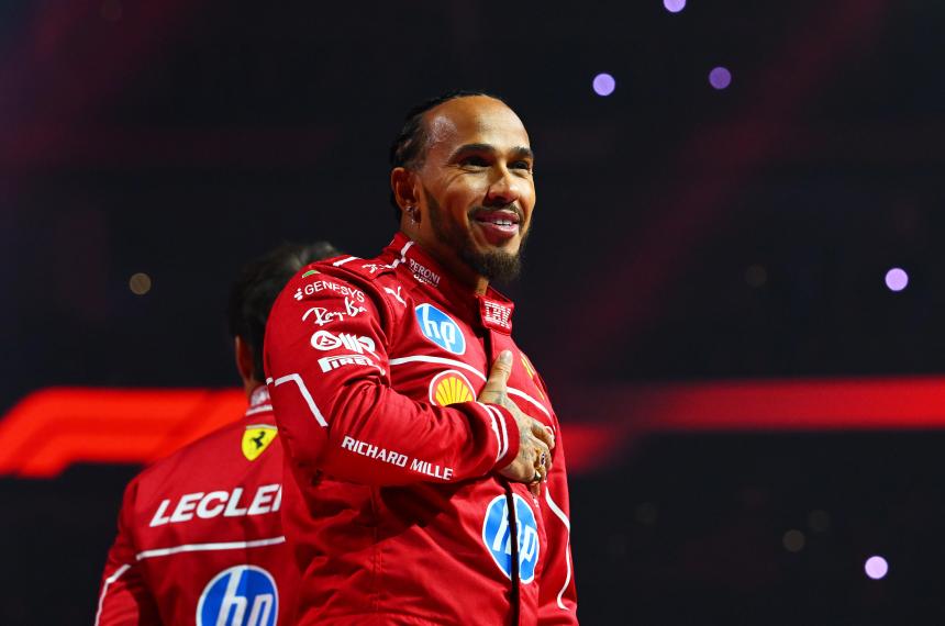 Lewis Hamilton saludó a los empleados de Ferrari y les regaló una caja con obsequios