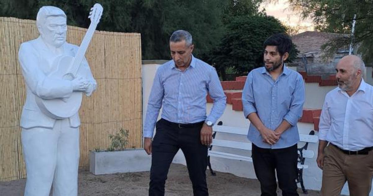 El acto de homenaje con presencia del intendente de Algarrobo y el hijo de El Bardino