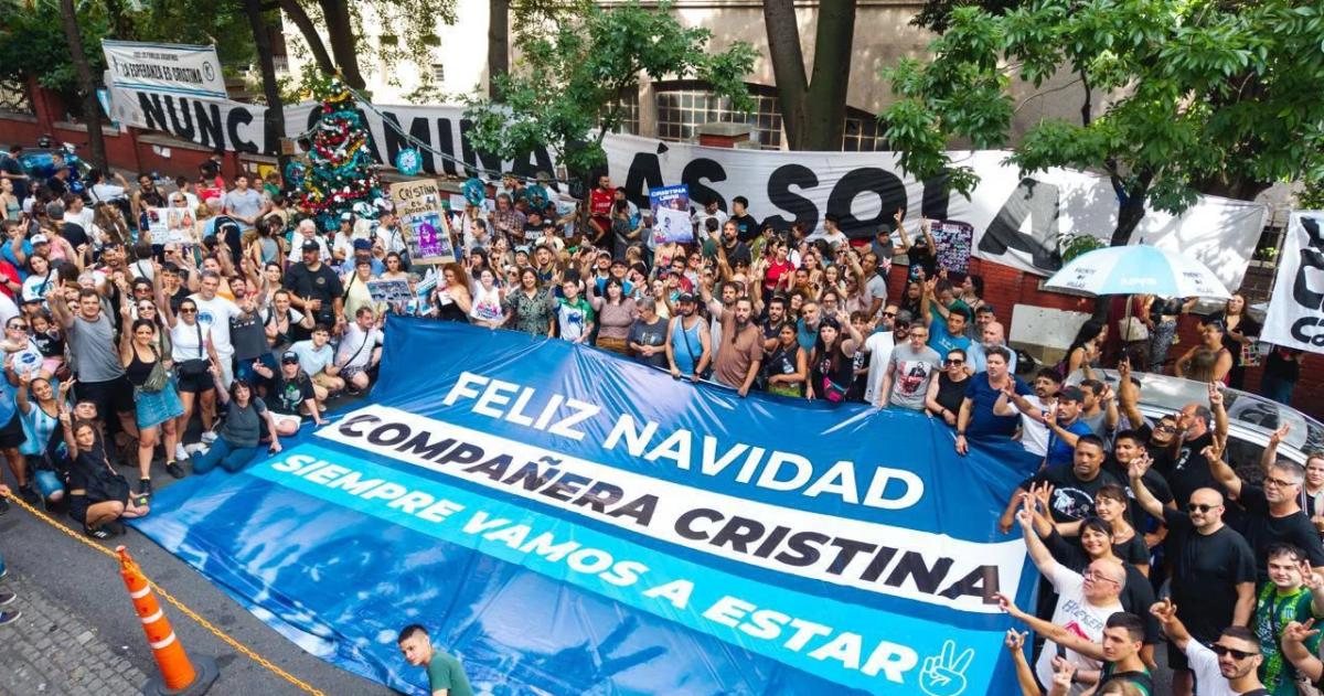  Feliz navidad compañera Cristina decía la bandera