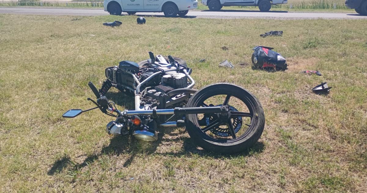 La motocicleta quedó destrozada por la violencia del impacto