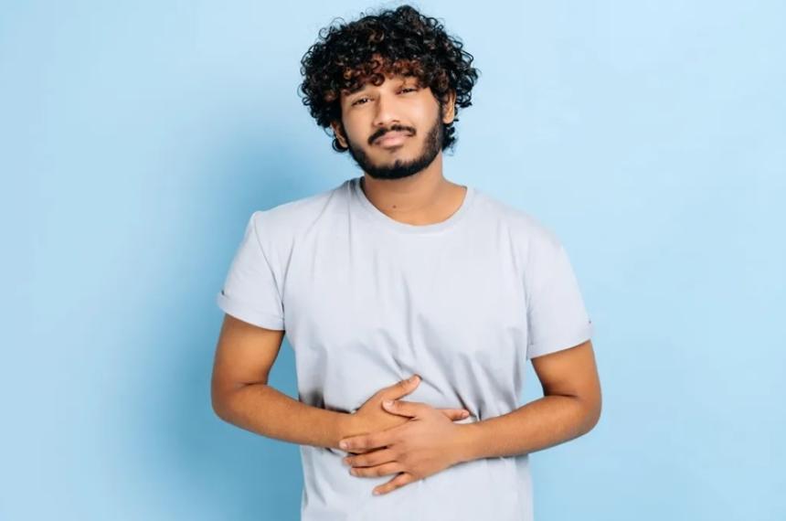 Comer o beber mucho tiene consecuencias para la salud digestiva