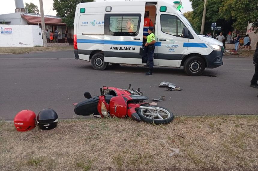 Dos personas que circulaban en la moto debieron ser asistidas en el lugar por personal del SEM