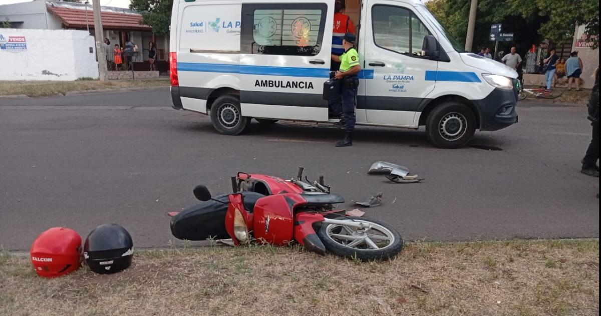 Dos personas que circulaban en la moto debieron ser asistidas en el lugar por personal del SEM