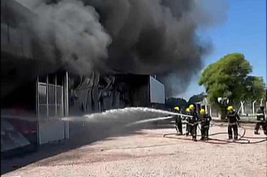 Conmocioacuten en Salliqueloacute por el incendio de una faacutebrica laacutectea