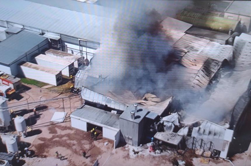 Conmocioacuten en Salliqueloacute por el incendio de una faacutebrica laacutectea