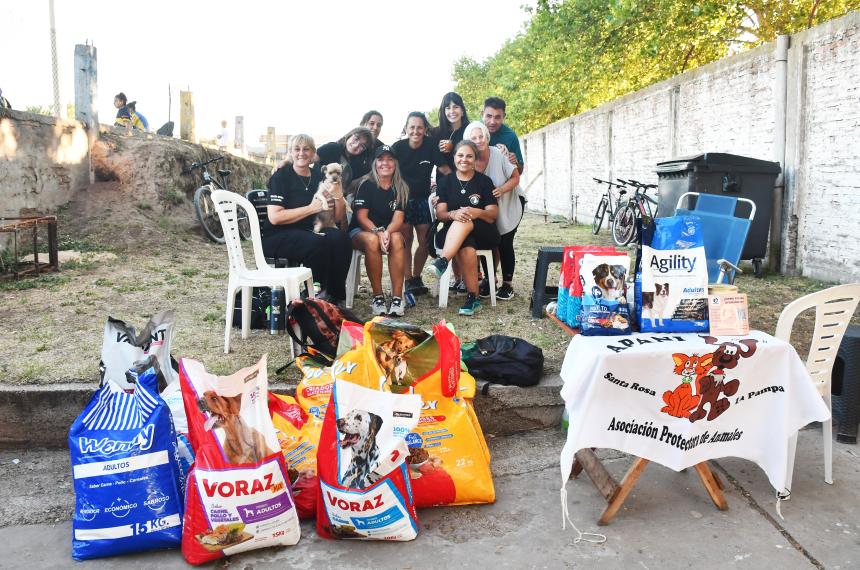 El fuacutetbol volvioacute a mostrar su solidaridad