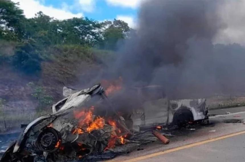 Los dos vehículos que chocaron de frente