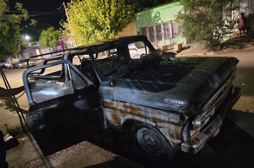 La camioneta quemada en la zona norte de la capital pampeana