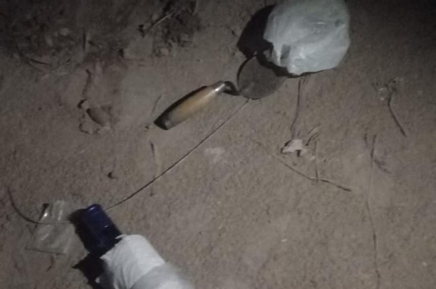 La cuchara de albañil y la botella secuestrada por la policía