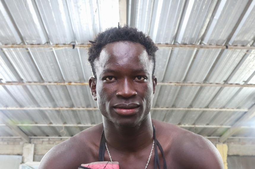 Touba Niang el senegalés que pasó de vender anteojos en la calle a ser una figura del boxeo