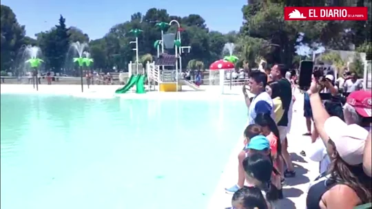 Con un masivo acompantildeamiento di Naacutepoli inauguroacute la temporada de pileta