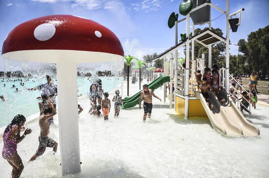 Con un masivo acompantildeamiento di Naacutepoli inauguroacute la temporada de pileta