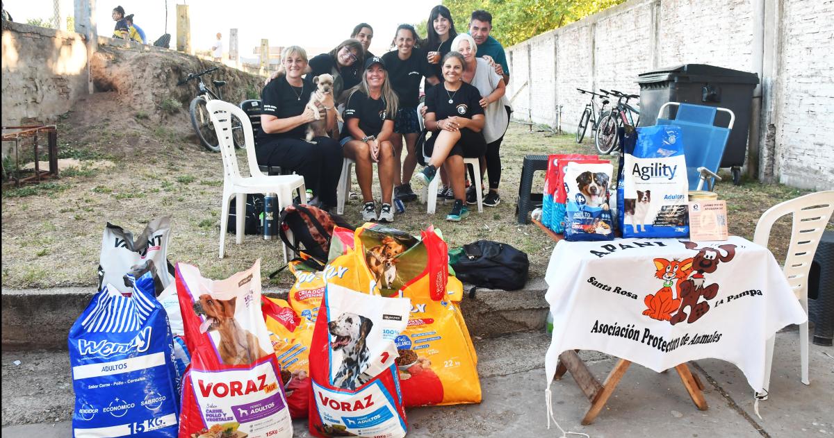 El fuacutetbol volvioacute a mostrar su solidaridad