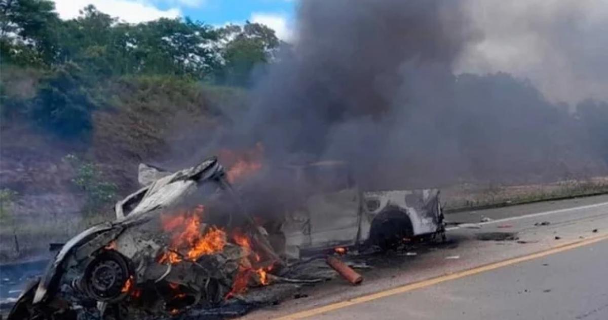 Los dos vehículos que chocaron de frente