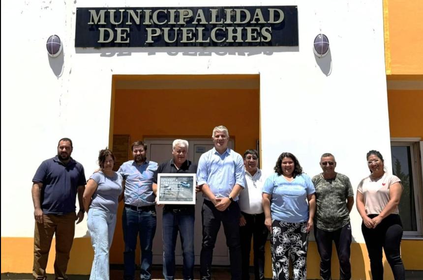 Autoridades provinciales y locales de Puelches en el acto por la fibra óptica domiciliaria