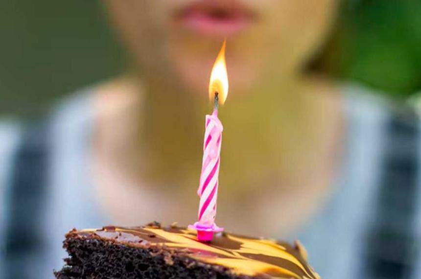 Seguacuten la psicologiacutea queacute significa preferir estar solo en el cumpleantildeos