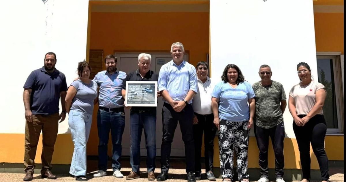 Autoridades provinciales y locales de Puelches en el acto por la fibra óptica domiciliaria