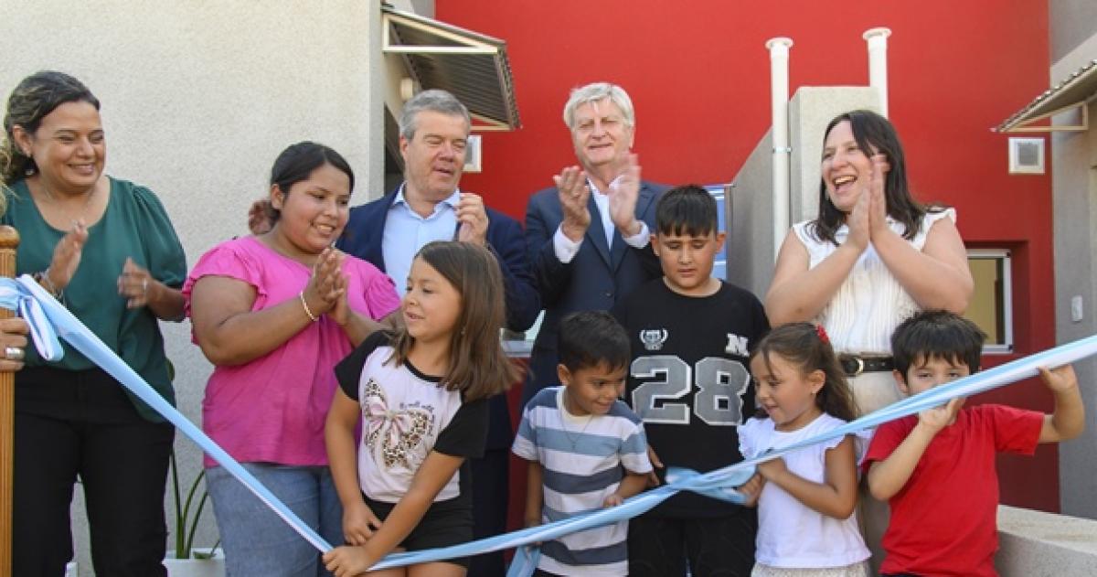 El gobernador Ziliotto encabezó la entrega de 26 viviendas en Intendente Alvear
