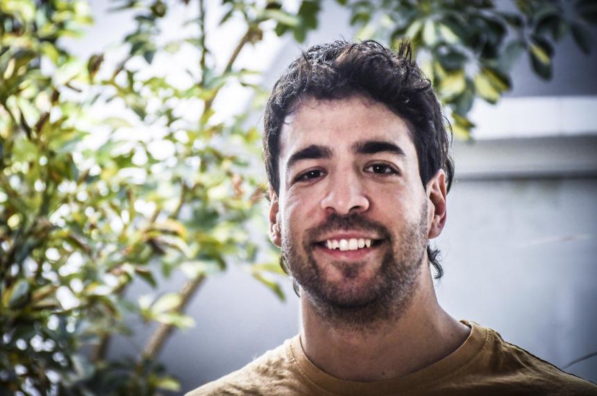 Juan Cruz Villegas en la casa de sus padres durante la entrevista con El Diario