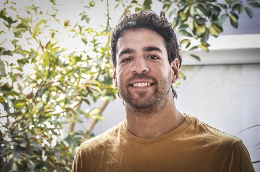 Juan Cruz Villegas en la casa de sus padres durante la entrevista con El Diario