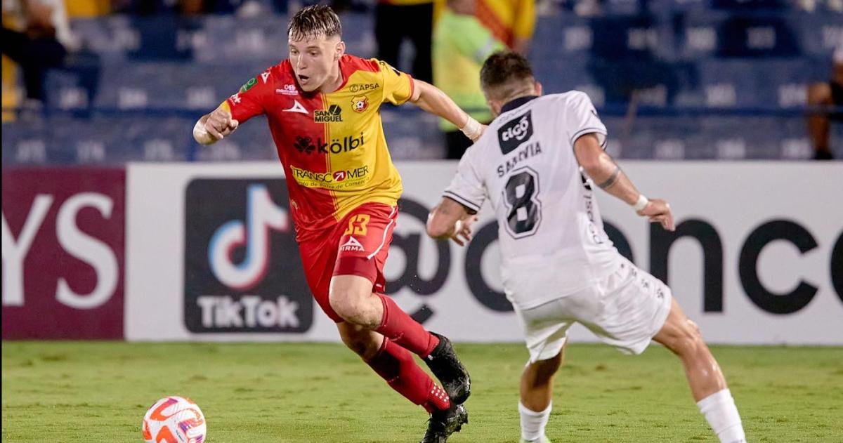 David Sayago con la camiseta del Herediano de Costa Rica
